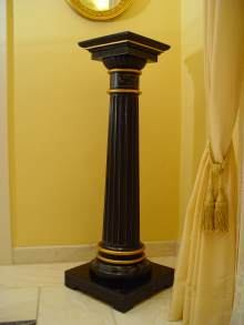 Antike Säule, um 1880, ebonisiert, konturiert und vergoldet. Frankreich.