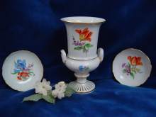 Original MEISSEN Porzellan, I-Wahl, "Kleine Vase mit 2 Schälchen". MEISSEN porcelaine, first quality, "Vase with 2 Bowls"