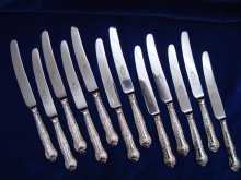 12 SCHEFFIELD Speise-Messer, Barock Stil. England.